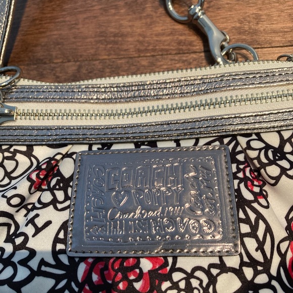 Coach corner zip wristlet, excellent condition - Picture 3 of 6